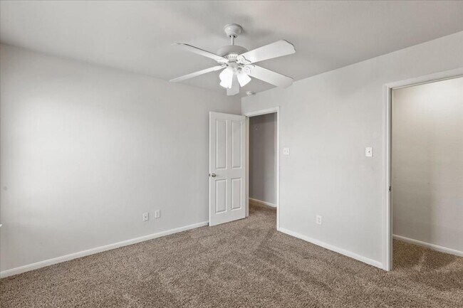 Building Photo - 208 Valona Dr