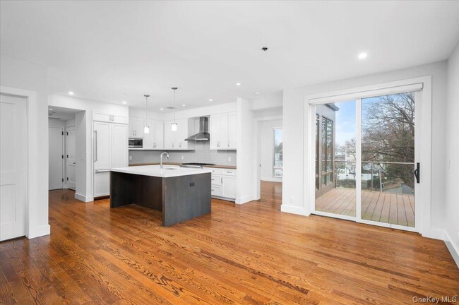 Building Photo - 422 E Boston Post Rd