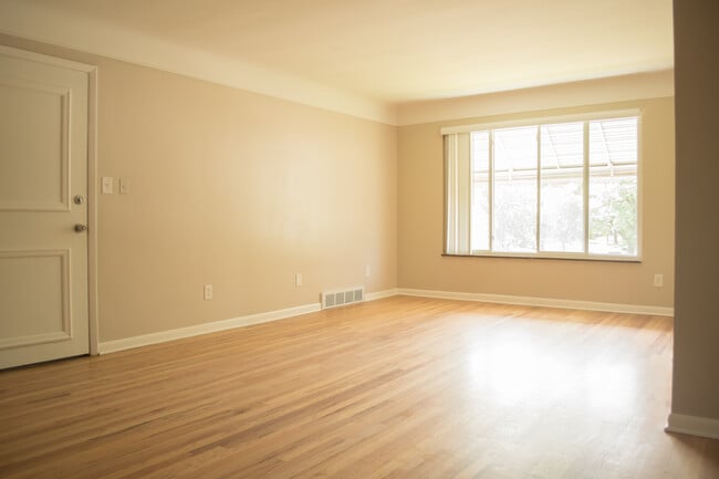 Building Photo - Royal Oak Crossings at Gardenia