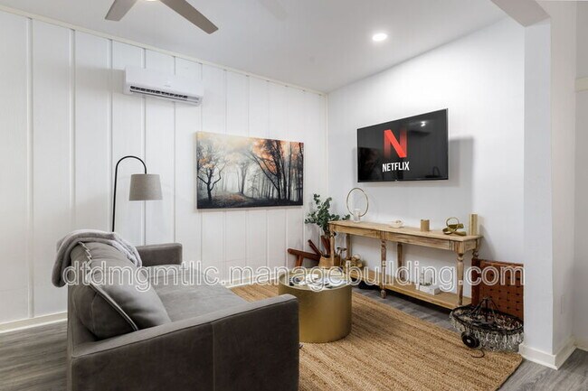 Building Photo - 110 E Craig Pl