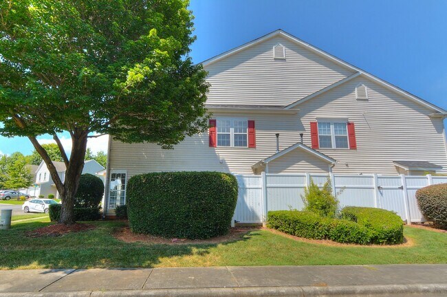 Building Photo - Beautiful 2 bed 2.5 bath Condo. Move-in Re...