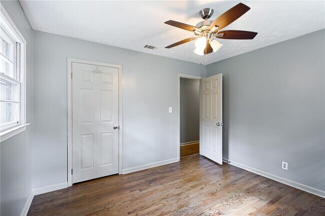 Building Photo - 4979 Paris Ave