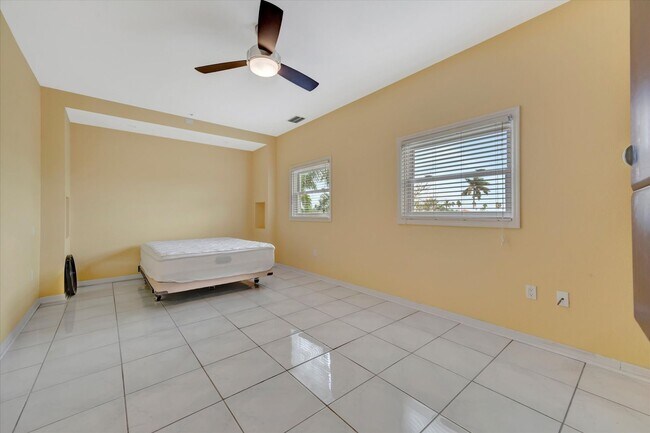 Building Photo - Stunning Annual Rental: Luxury Coastal Liv...