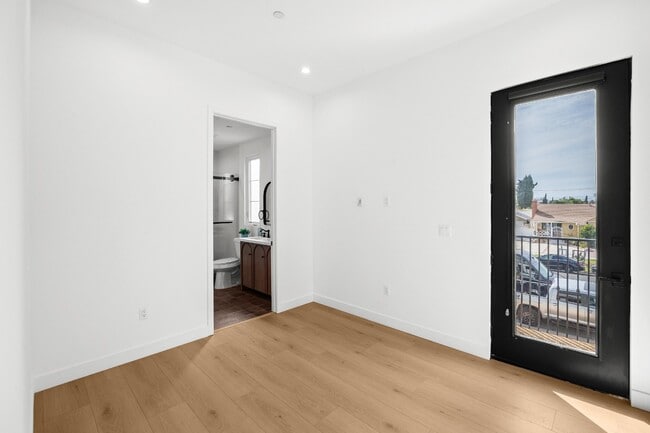 Building Photo - Bright and Spacious Newly Renovated Townhome | 5 Bedroom | 5 Bathroom | Parking Included