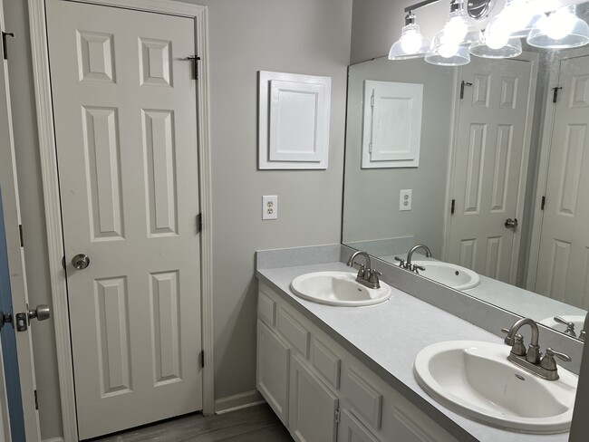 Building Photo - 11097 Barbizon Cir E