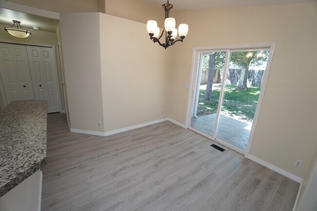 Building Photo - 5903 S Snowdrop Pl