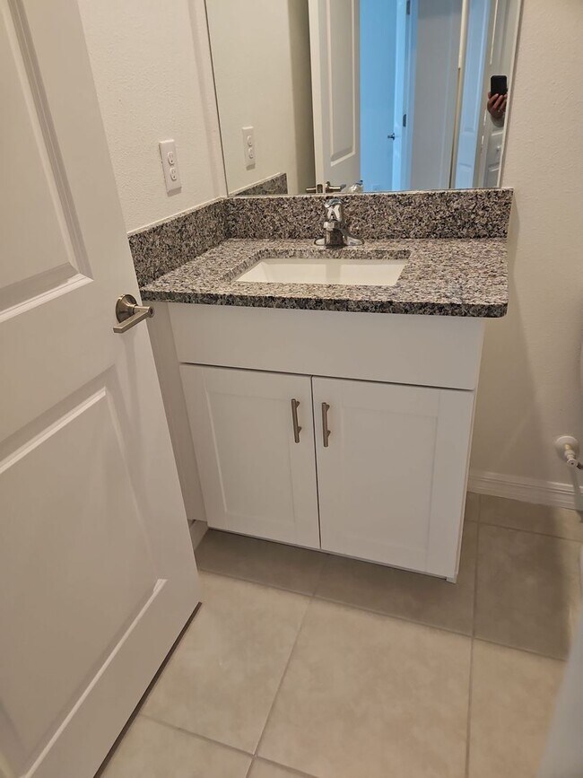 Building Photo - Dazzling 3-bedroom, 2.5-bathroom, 1 car ga...