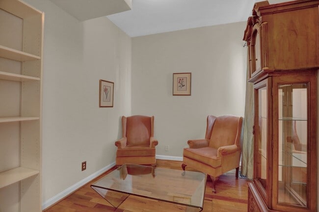 Building Photo - Chic City Living at 2308 E Fairmont Ave!