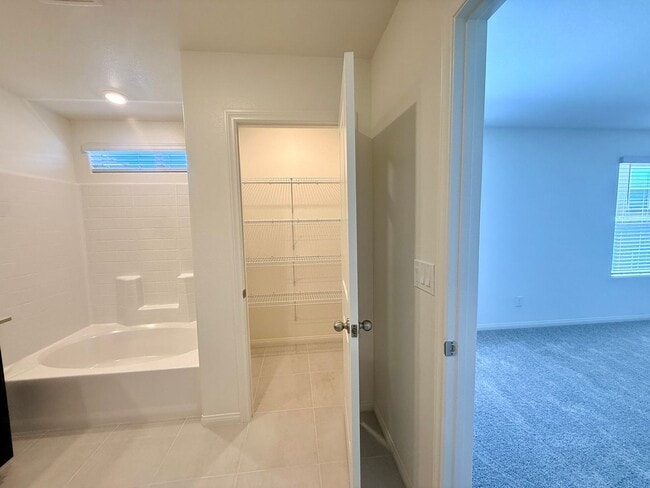 Building Photo - Modern 3BR Home - Prime Location