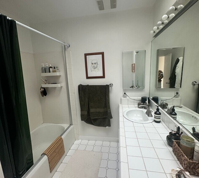 Building Photo - Lovely Home in the Kentwood area of Westchester