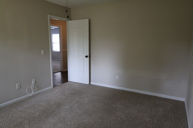 Building Photo - 214 Oakleaf Dr