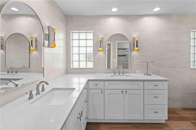 Building Photo - 2385 SW Creekside Dr