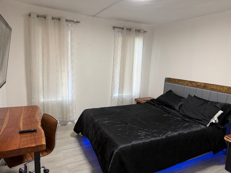 2nd bedroom for rent - 13700 SW 62nd St