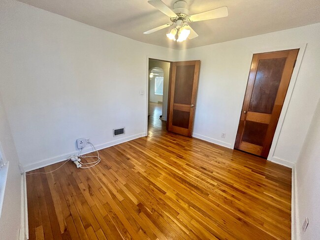 Building Photo - Cozy 3 Bedroom, 2.5 Bath Home in a Great O...