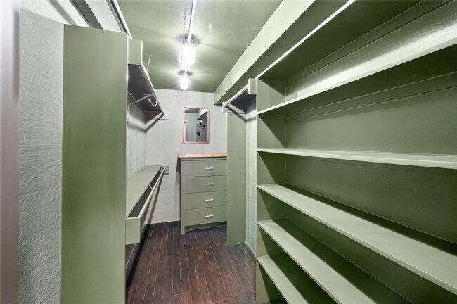 Building Photo - 1025 S Shepherd Dr