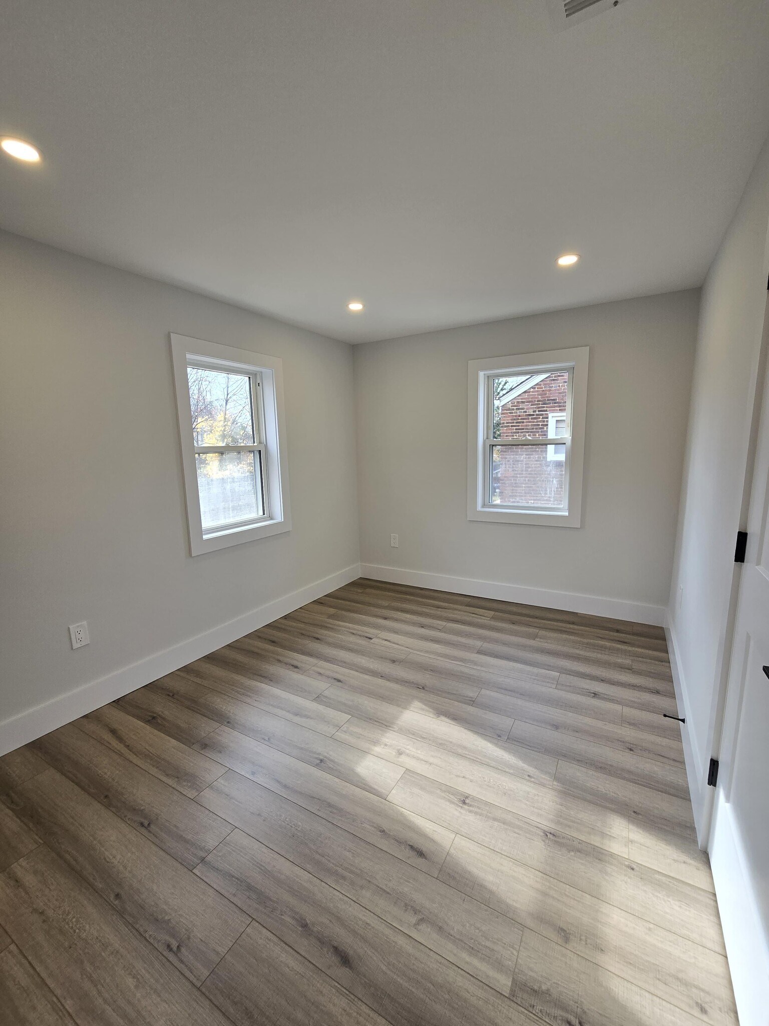 Building Photo - 613 Willow Ave