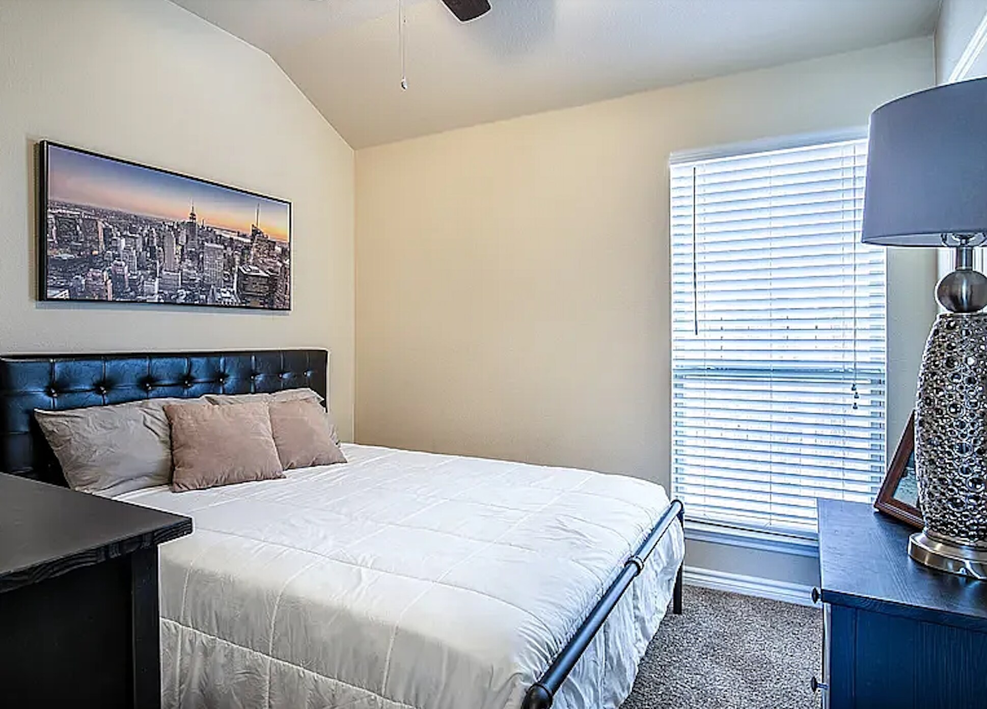 Building Photo - Room in House on Deadwood Ln