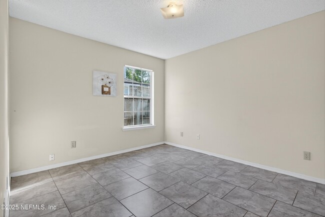 Building Photo - 11170 Wandering Oaks Dr