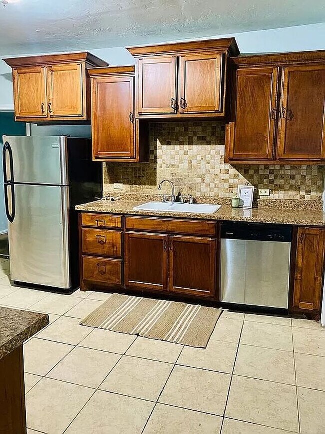 Building Photo - 4 bed 2 bath house for rent!