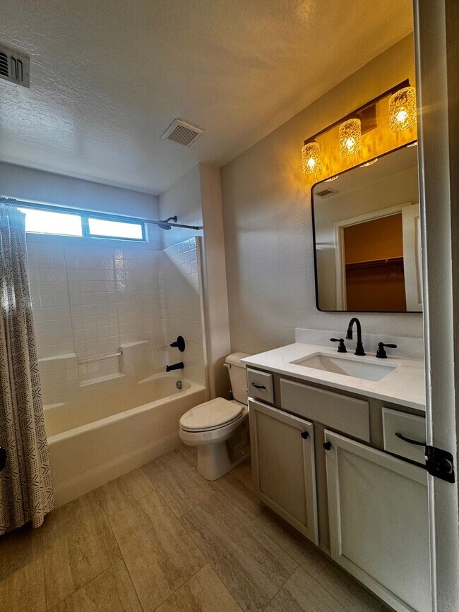 Building Photo - 5 BEDROOM HOME IN POWER RANCH