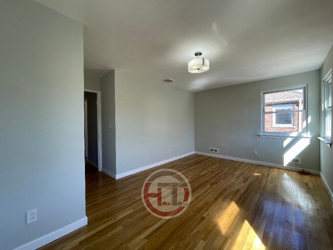 Building Photo - 1529 Dwight Pl