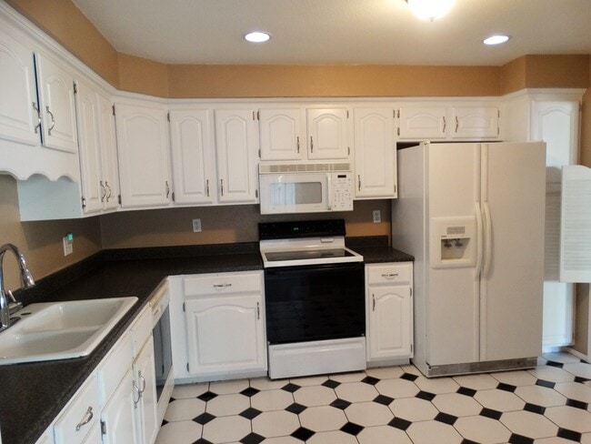 Building Photo - WonderfulTwo Bedroom/Two Bathroom Townhouse