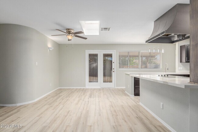 Building Photo - 1512 W Estrella Dr