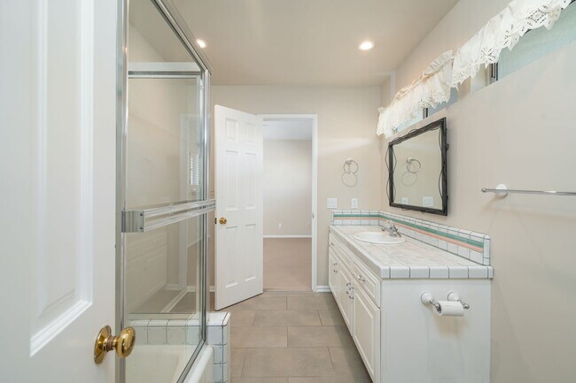 Building Photo - 14972 Camarosa Dr