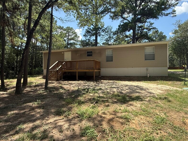 Back yard with deck - 380 Pine Tree Loop