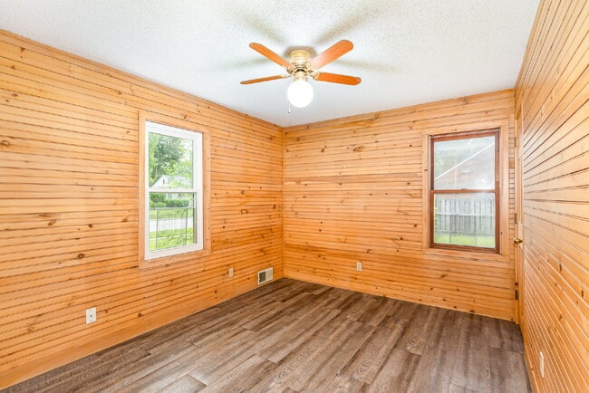 Building Photo - 3-Bedroom updated home on Salem Street $18...