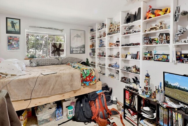 Building Photo - Preleasing Now! Available early August! 7 Bed, 2.5 Bath House!