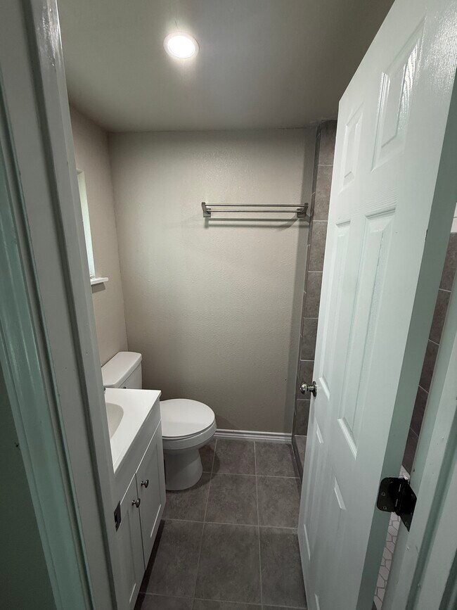 Master Bath 1 - 6838 Burkett St