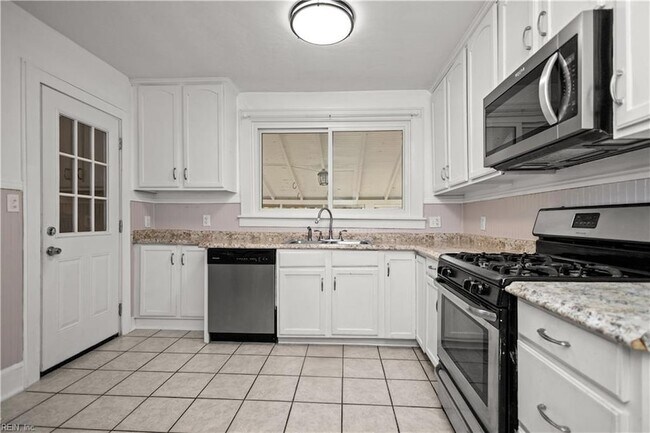 Building Photo - 3537 Buckingham St