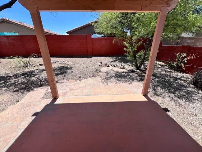 Building Photo - NW- 3 bedroom/ 2 bathroom with 2 car garage