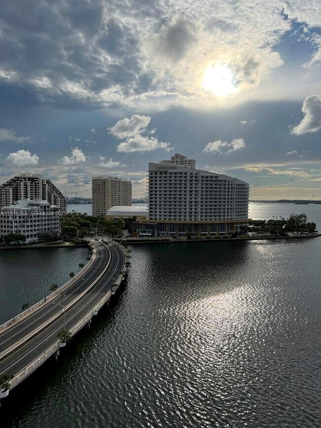 Building Photo - 801 Brickell Bay Dr