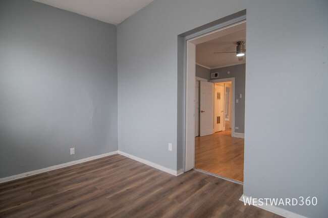 Building Photo - Spacious 3BR/1BA Apartment in South Shore ...