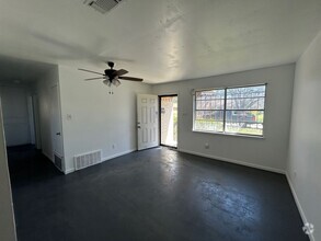 Building Photo - Large 3 Bedroom in Quiet Neighborhood