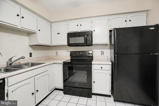 Building Photo - 205 Valley Stream Ln