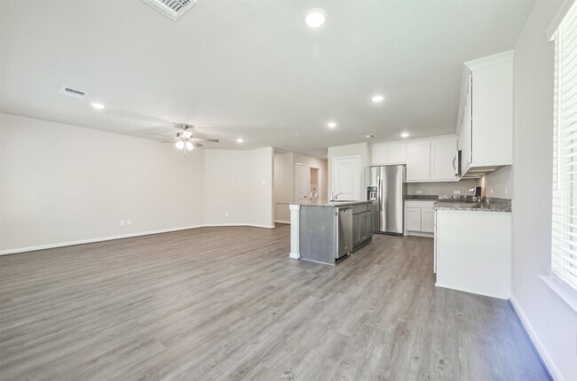 Building Photo - 2 N Circlewood Glen