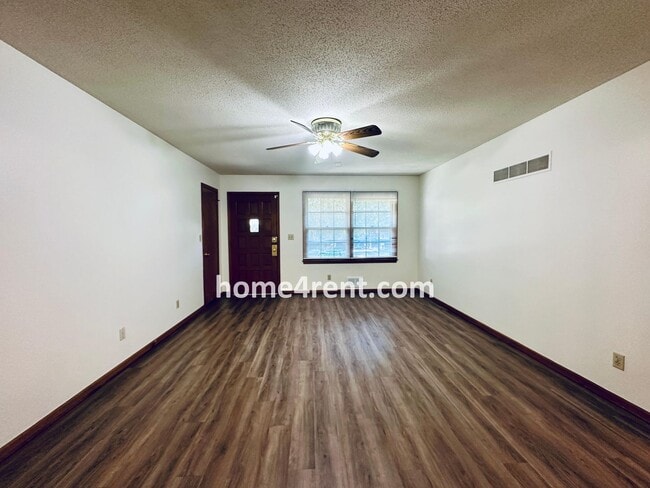 Building Photo - Charming Duplex Style Home with New Paint, Updated Floors, Finished Basement and a Quiet Back Patio!