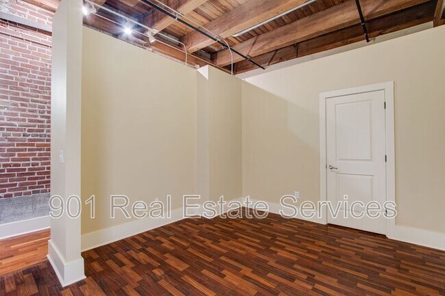 Building Photo - 420 S Front St