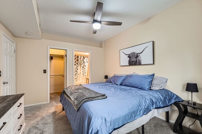 Building Photo - 7430 Singing Hills Dr