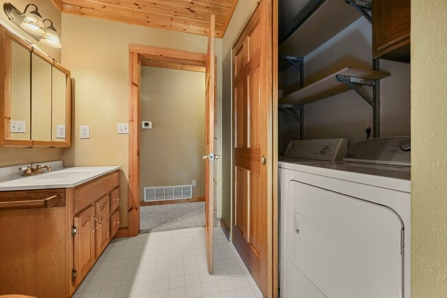 Building Photo - 3 bed 2 Bath Log Home on 2 Acres in Florissant