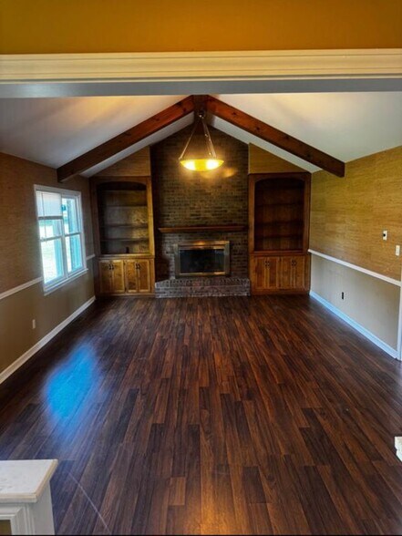 Building Photo - 806 Lois Ln