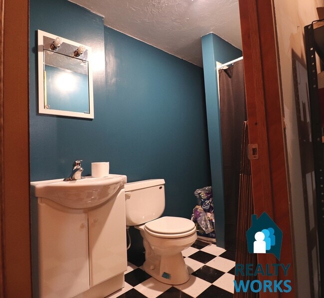 Building Photo - Lovely 2 Bedroom Split Level Home in NW Li...