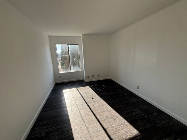 Building Photo - 3 Bedroom Townhome!