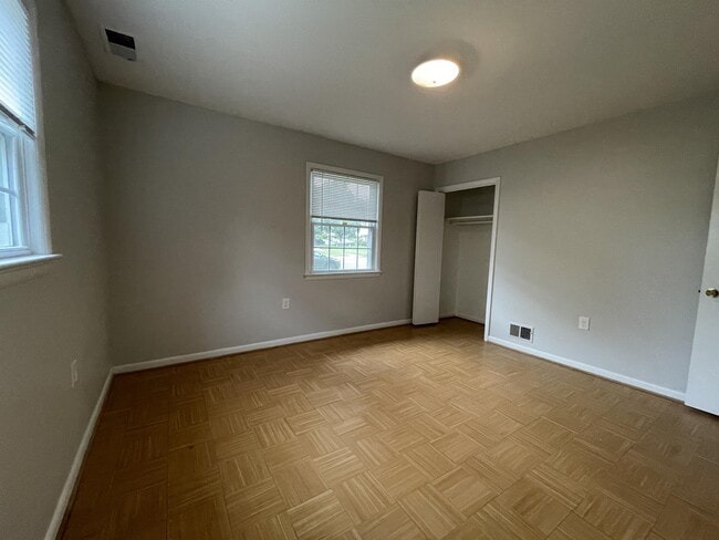 Building Photo - 810 Loxford Terrace