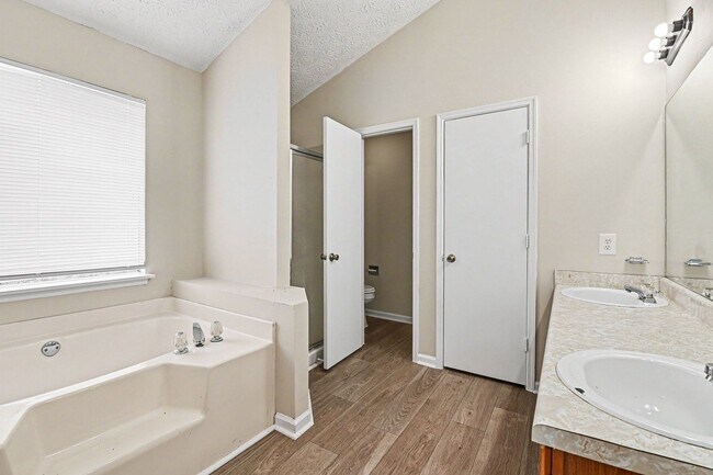 Building Photo - 3 Bedroom 2 Bathroom House