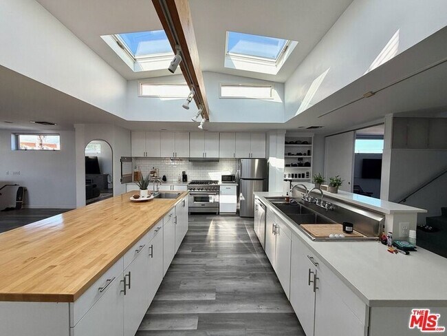 Building Photo - 46 Rose Ave