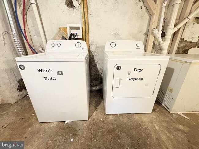 Building Photo - 1630 E 9th St